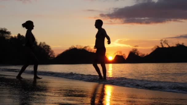 Copuple Gün Batımında Tropik Bir Plajda Aşk Kucaklama Genç Sevimli — Stok video