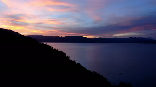 Atitlan Lake Luchtfoto Drone Zicht Bij Zonsondergang Kleurrijke Zonsondergang Meer — Stockvideo