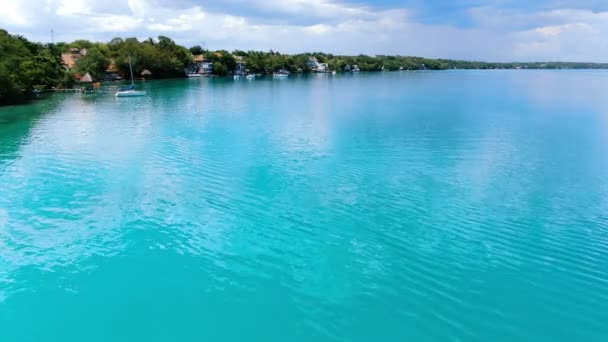 バカラ湖熱帯の目的地の航空機のドローンビュー バカラ湖はメキシコのキンタナ ルー州にある細長い湖である 湖はその印象的な青の色と水の透明度で有名です 白い石灰岩の底を持っていることの一部 — ストック動画