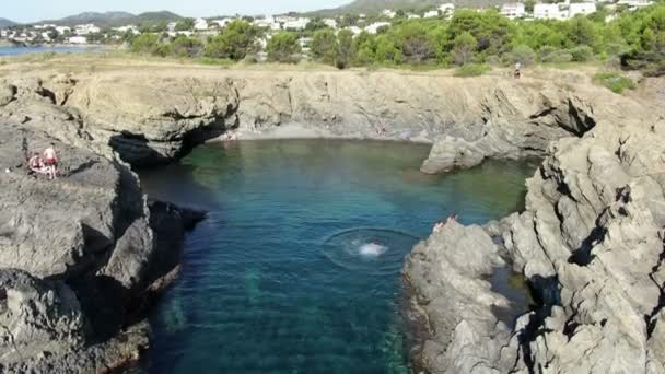 Úszás Egy Érintetlen Mediterrán Tengerparti Strandon Úszás Kék Tenger Közelében — Stock videók
