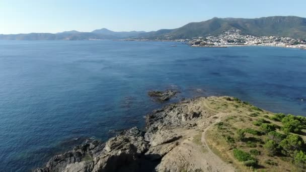 地中海の海辺のビーチ典型的な地中海のビーチの風景の空中ドローンで撮影された空中ビデオDji Mavic Proクワッドコプターのドローンで岩を移動します — ストック動画