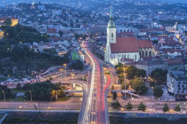 Bratislava, Slovakya-May 17, 2018: Bratislava castle, tarihi kent merkezine ve Saint Martins Katedrali üzerinde Tuna Nehri şehirde Bratislava, Slovakya