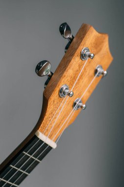 Gri arka planda ukuleleler, yaşam tarzı hipster, retro