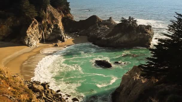 McWay Falls, Julia Pfeiffer State park, Big Sur, California, Estados Unidos — Vídeo de stock