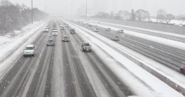 Autos fahren auf schneebedeckter Straße — Stockvideo