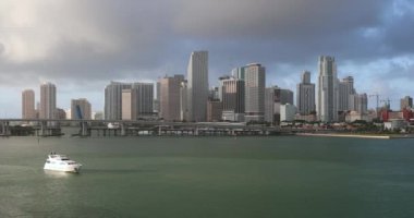 Miami şehir merkezi ABD Biscayne Körfezi üzerinde