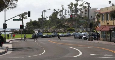 Laguna Beach Kaliforniya 'daki şehir merkezi sokağı.