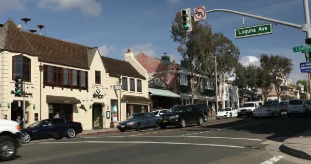 Downtown street en Laguna Beach California Estados Unidos — Vídeo de stock
