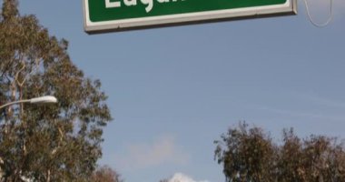 Laguna Beach Kaliforniya 'daki şehir merkezi sokağı.