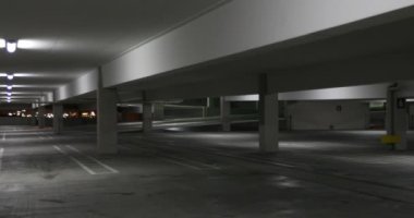 Geceleri boş otopark