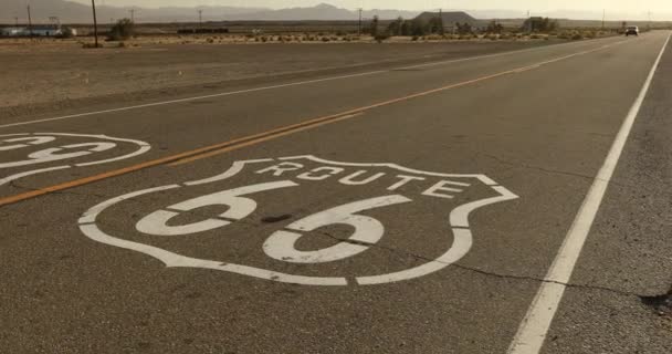 Route 66 Straßenmarkierung, Amboy, Kalifornien, USA — Stockvideo