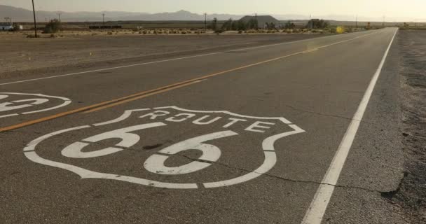 Route 66 Straßenmarkierung, Amboy, Kalifornien, USA — Stockvideo