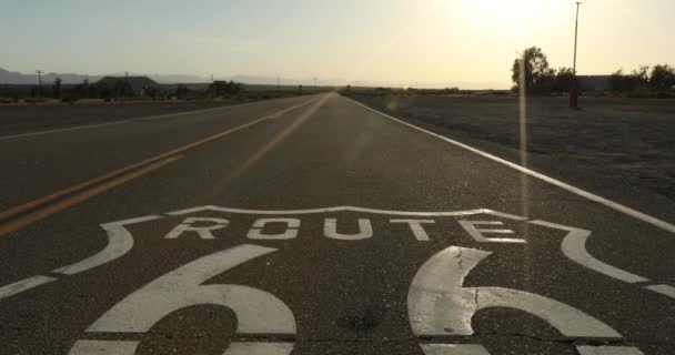 Route 66 Straßenmarkierung, Amboy, Kalifornien, USA — Stockvideo