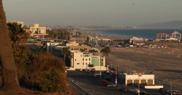 As pessoas olham para a praia de Santa Monica Califórnia EUA — Vídeo de Stock