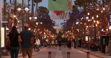 Santa Monica, ABD - 19 Mayıs 2017: The Third Street Promenade, Santa Monica, Kaliforniya 'da bulunan lüks bir alışveriş, yemek ve eğlence merkezi..