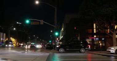 Santa Monica, ABD - 19 Mayıs 2017: İnsanlar Santa Monica, Kaliforniya 'da şehir merkezindeki bir caddedeki bar ve restoranlara yürüyorlar