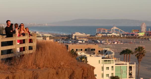 As pessoas olham para a praia de Santa Monica Califórnia EUA — Vídeo de Stock
