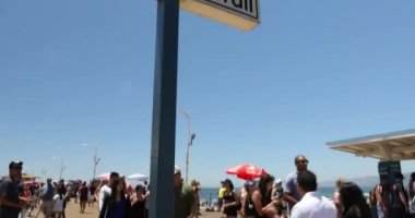 Santa Monica California 'daki 66. Otoyol' un bitiş noktası.