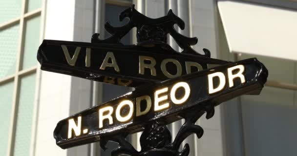 Beverly Hills California 'daki Rodeo Drive sokak tabelası — Stok video