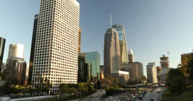Los Angeles şehri otoyol trafiğinin üzerinde ufuk çizgisi