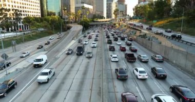 Los Angeles şehri otoyol trafiğinin üzerinde ufuk çizgisi