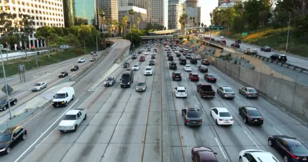 O horizonte da cidade de Los Angeles sobre o tráfego da auto-estrada — Vídeo de Stock