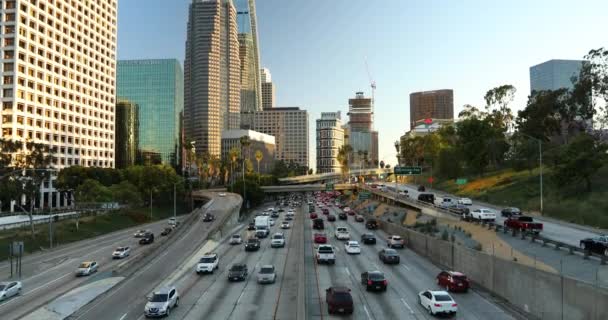 Los Angeles πόλη ορίζοντα πάνω από την κυκλοφορία του αυτοκινητόδρομου — Αρχείο Βίντεο