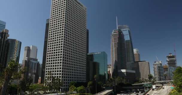 O horizonte da cidade de Los Angeles sobre o tráfego da auto-estrada — Vídeo de Stock