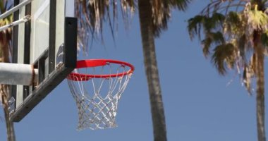 Plaj parkında sokak basketbolu ve pota
