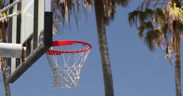 Street basketball and hoop at the beach park — Stock Video