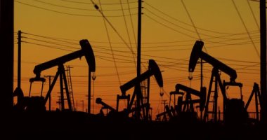 Pompa Kaliforniya 'daki bir kuyudan petrol kaldırıyor.