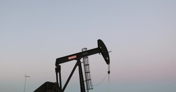 Pompa Kaliforniya 'daki bir kuyudan petrol kaldırıyor. — Stok video