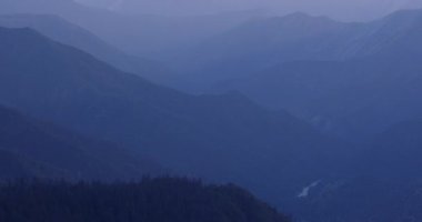 Kaliforniya 'daki Sierra Nevada Dağları' nda sis