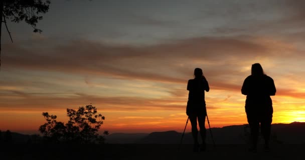 人々はヨセミテ国立公園、カリフォルニア州を見渡す — ストック動画