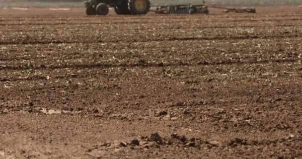 Салинас, США - 23 мая 2017 года: время уборки урожая на полях в США — стоковое видео
