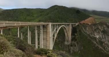 Arabalar Bixby Köprüsü 'nden geçiyor, Big Sur, California, ABD