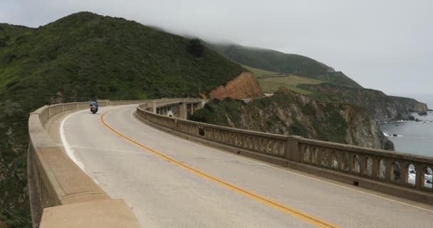 Le auto viaggiano lungo il Bixby Bridge, Big Sur, California, USA — Video Stock