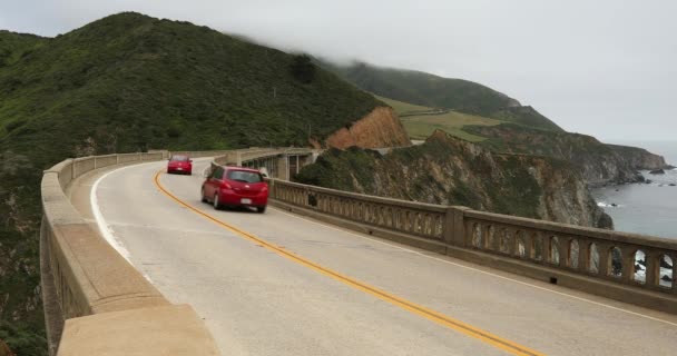 Le auto viaggiano lungo il Bixby Bridge, Big Sur, California, USA — Video Stock