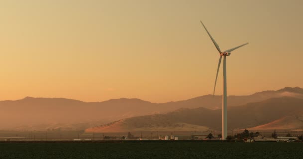 Windkraft auf fruchtbarem Ackerland — Stockvideo