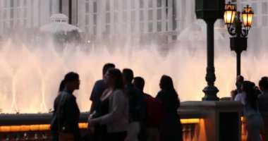 İnsanlar Las Vegas Nevada 'da fıskiye gösterisini izliyor.