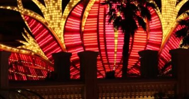 Las Vegas Şeridi 'nde parlak neon ışıklar yanıp sönüyor.