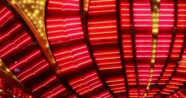 Las Vegas Şeridi 'nde parlak neon ışıklar yanıp sönüyor.