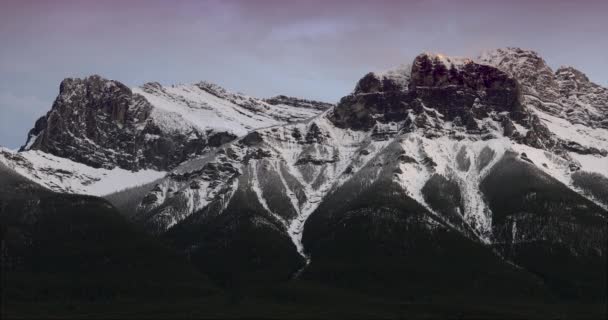 Mt Rundle a lesní údolí poblíž Canmore Alberta Canada — Stock video