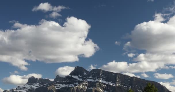 Banff 'taki iki vale gölü kamp alanı. — Stok video