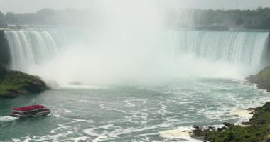 Niagara Nehri yazın At nalı şelalesinin yanında.