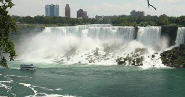 Ontario Kanada 'dan görüldüğü üzere Niagara Şelalesi' nin Amerikan tarafında turist teknesi nehirde yüzüyor.