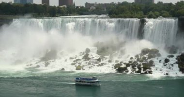 Niagara Nehri yazın At nalı şelalesinin yanında.