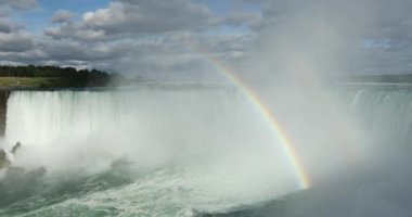 Bir gökkuşağı Niagara Şelalesi 'nin üzerinde Ontario Kanada