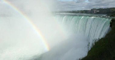 Bir gökkuşağı Niagara Şelalesi 'nin üzerinde Ontario Kanada