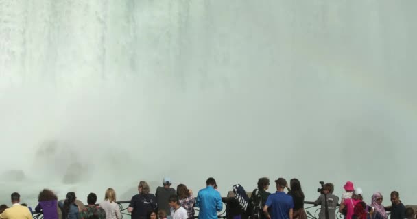 Touristen in Niagarafällen Ontario Kanada — Stockvideo